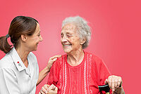 Pflegefachkraft mit Seniorin