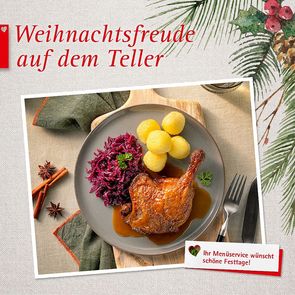 Auf einem Teller liegt eine Entenkeule mit Beilagen.